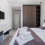Апартаменты Awesome In With House Sea View *